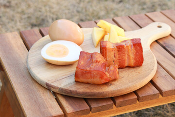 燻製卵とチーズとベーコンのイメージ