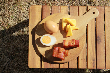 燻製卵とチーズとベーコンのイメージ