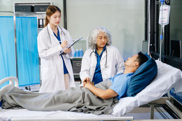 Obraz premium Hospital Ward Male and Male Professional Asian Doctors Talk with a Patient, Give Health Care Advice,