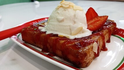 Sweet toast strawberry and vanilla ice cream