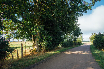Route de campagne française. Chemin rural. Voyage dans la campagne en France. S'évader à la campagne.