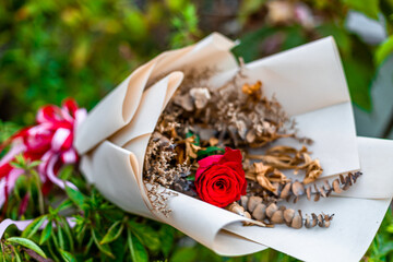 The view of the pink rose bouquet close-up arranged on wooden table be used to display to various festivals(Valentine,wedding New Year's party birthday party)or to decorate in Restaurant coffee shop