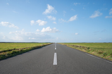 どこまでも続く北海道のまっすぐな道（エサヌカ線）