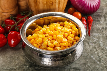 Sweet canned ripe corn grain