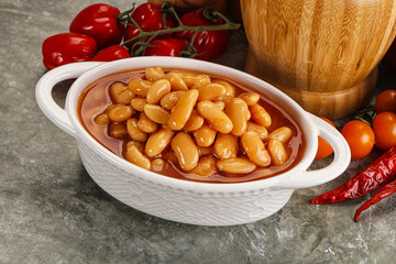 Canned beans in tomato sauce