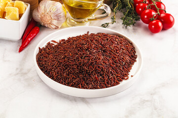 Red raw dry rice gor cooking