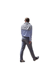 Un homme  qui marche, vu de dos, vêtu d’une chemise à carreaux bleue et d’un pantalon gris. Un pull est posé sur ses épaules. Il porte des baskets et avance avec une allure décontractée et élégante.