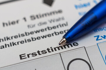 Fototapeta premium Wahlschein ankreuzen - Stimmzettel - Briefwahl