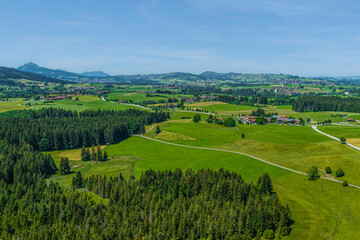 Naklejka premium Das Ostallgäu rund um das Naturschutzgebiet Attlesee aus der Vogelperspektive
