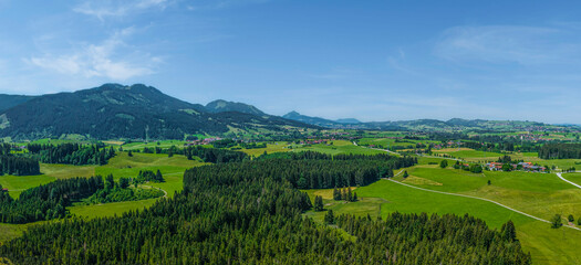 Obraz premium Blick ins sommerliche Allgäu rund um die Ortschaft Attlesee nahe Nesselwang