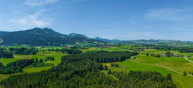 Blick ins sommerliche Allg&auml;u rund um die Ortschaft Attlesee nahe Nesselwang