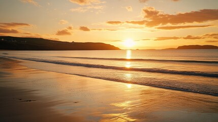 Naklejka premium Golden Sunset Over Coastal Beach Landscape