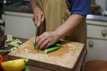 オクラを切る女性