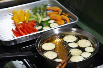 野菜の素揚げをする様子