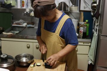 ナスを切る女性