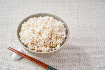 お茶碗によそったもち麦ご飯 – 健康志向のヘルシーフード