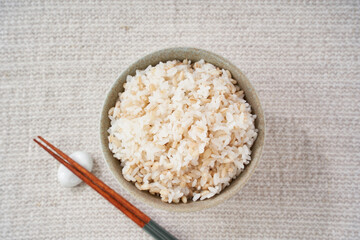 お茶碗によそったもち麦ご飯 – 健康志向のヘルシーフード