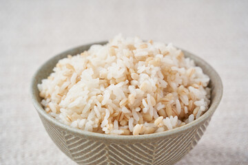 お茶碗によそったもち麦ご飯 – 健康志向のヘルシーフード