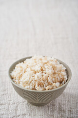 お茶碗によそったもち麦ご飯 – 健康志向のヘルシーフード