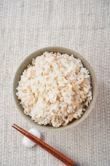 お茶碗によそったもち麦ご飯 – 健康志向のヘルシーフード