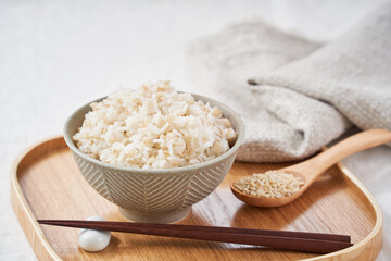 お茶碗によそったもち麦ご飯 – 健康志向のヘルシーフード