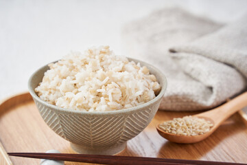 お茶碗によそったもち麦ご飯 – 健康志向のヘルシーフード