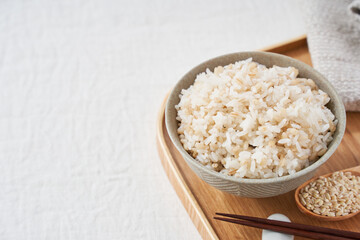 お茶碗によそったもち麦ご飯 – 健康志向のヘルシーフード