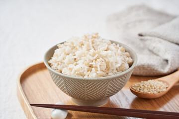 お茶碗によそったもち麦ご飯 – 健康志向のヘルシーフード