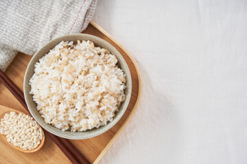 お茶碗によそったもち麦ご飯 – 健康志向のヘルシーフード