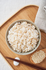 お茶碗によそったもち麦ご飯 – 健康志向のヘルシーフード