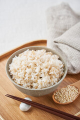 お茶碗によそったもち麦ご飯 – 健康志向のヘルシーフード