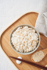 お茶碗によそったもち麦ご飯 – 健康志向のヘルシーフード