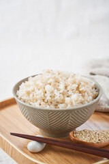 お茶碗によそったもち麦ご飯 – 健康志向のヘルシーフード