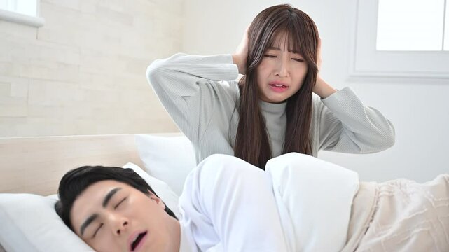 Video of a woman who could not sleep because her husband or partner snored too loudly
