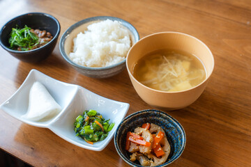 納豆と味噌汁が付いた和朝食セット