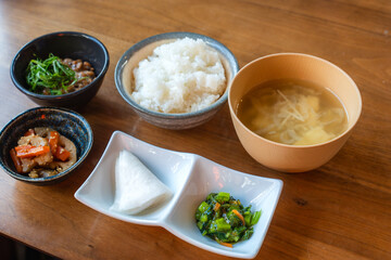 納豆と味噌汁が付いた和朝食セット