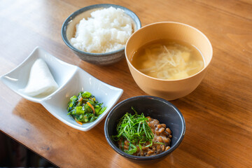 納豆と味噌汁が付いた和朝食セット