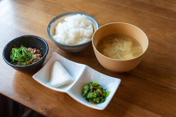 納豆と味噌汁が付いた和朝食セット