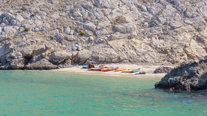 Kajaks liegen am felsigen Ufer vom Musandam Fjord bei Khasab im Oman