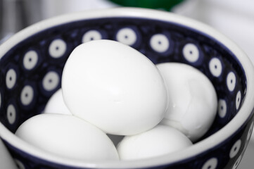 Obrane jajko na twardo bez skorupki w misce © Paweł Kacperek