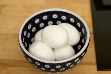 Obrane jaja na twardo bez skorupek leżą w miseczce gotowe do jedzenia, na śniadanie  © Paweł Kacperek