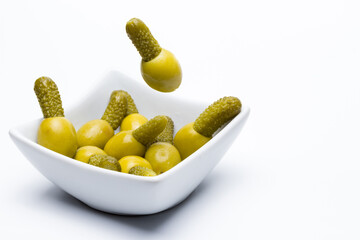 Platillo de aceitunas rellenas de pepinillos