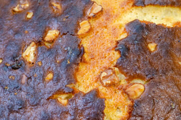 Naklejka premium Close up of bake cake crust with nuts dessert