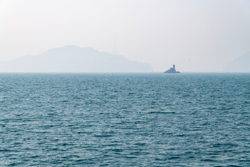 Obraz premium tranquil seascape with the horizon and fog