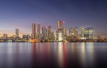 Obraz premium Canary Wharf shot from the Greenwich peninsula, in the blue hour.