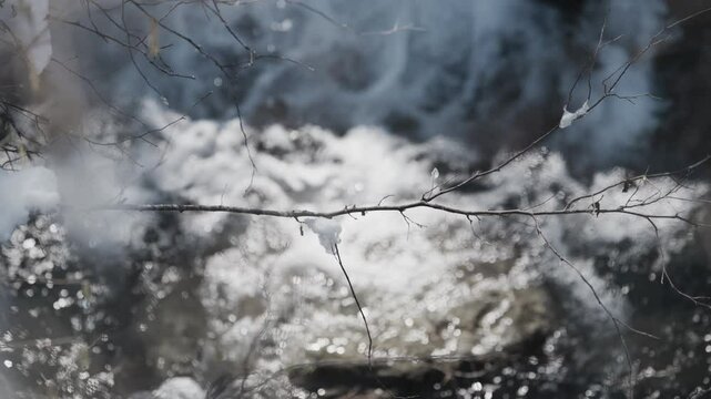 Fiume di montagna con neve
