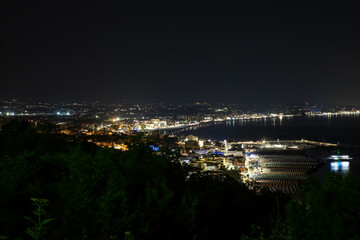 Veduta dall'alto della costa romagnola sul mare Adriatico da Gabicce a Rimini durante il tramonto in un giorno d'estate, Italia