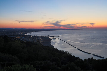 Veduta dall'alto della costa romagnola sul mare Adriatico da Gabicce a Rimini durante il tramonto in un giorno d'estate, Italia