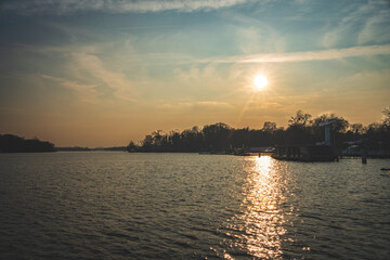 Naklejka premium Yachthafen Potsdam und Havel im Sonnenuntergang