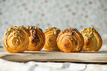 Selbstgemachte New York Rolls – Blätterteigrollen mit Schokocreme und Pistazienfüllung